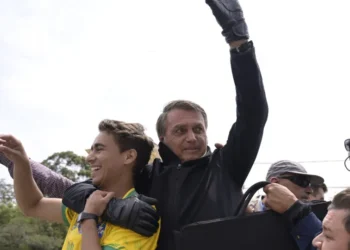 Flávio Bolsonaro diz que postura crítica de Eduardo a Nikolas