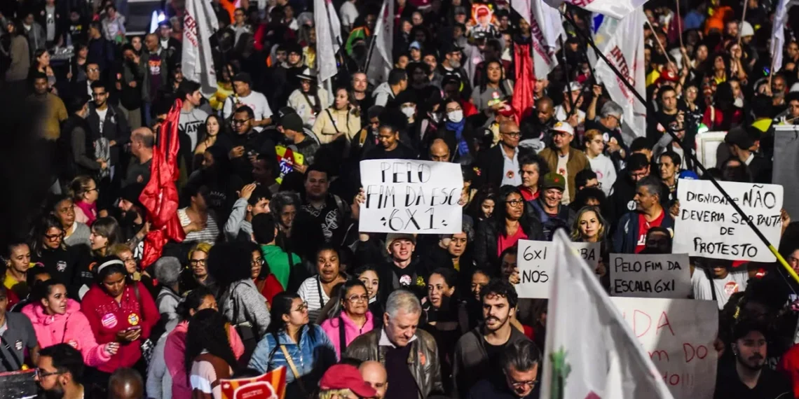 Manifestantes fecham a Avenida Paulista pelo fim da escala 6x1.