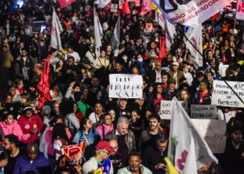 Manifestantes fecham a Avenida Paulista pelo fim da escala 6x1.