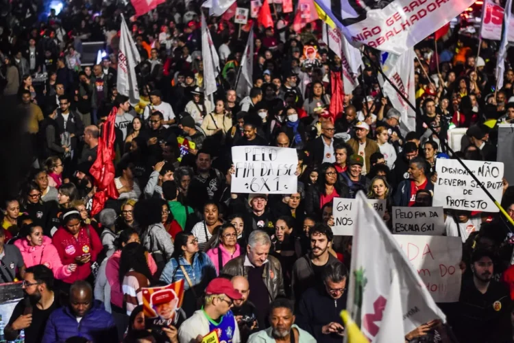 Manifestantes fecham a Avenida Paulista pelo fim da escala 6x1.