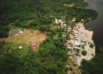 Após décadas de dependência do diesel, moradores da Comunidade Indígena Três Unidos, no Amazonas, passaram a contar com energia limpa e contínua 24 horas por dia, com a inauguração da Usina Solar realizada na última sexta-feira (22).