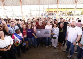 Na véspera do Dia das Mães, governador Roberto Cidade entrega 983 cartões do Auxílio Estadual para mulheres da capital