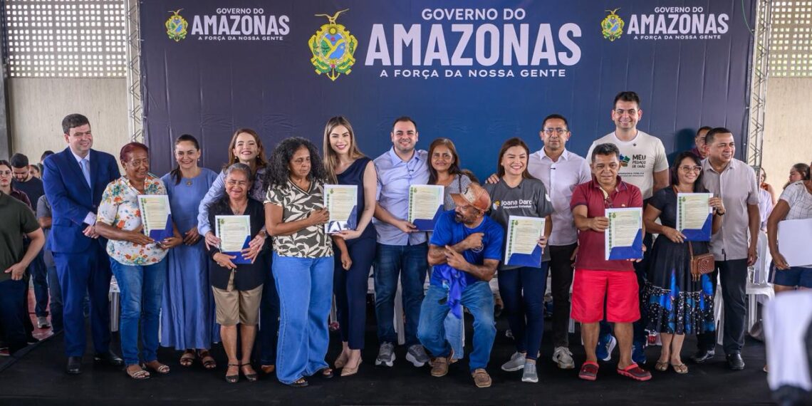 Governador Roberto Cidade entrega mais de 400 títulos definitivos para moradores da zona norte de Manaus