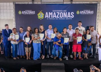 Governador Roberto Cidade entrega mais de 400 títulos definitivos para moradores da zona norte de Manaus