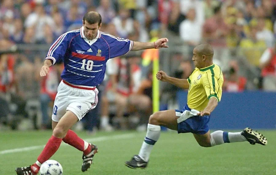 Algoz do Brasil na final da Copa de 1998 e também nas quartas de final de 2006, Zidane é um exemplo das vantagens extraídas por países colonizadores