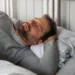 Veja o que acontece com seu corpo ao dormir do lado esquerdo