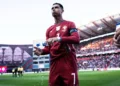 Já viu Cristiano Ronaldo bebendo água desta forma peculiar? Veja o motivo