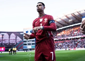 Já viu Cristiano Ronaldo bebendo água desta forma peculiar? Veja o motivo