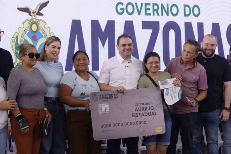 Governador Roberto Cidade entrega 870 cartões do Auxílio Estadual durante Governo Presente e amplia acesso a serviços essenciais na zona norte de Manaus