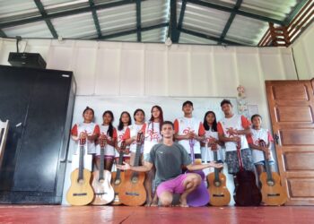 Jovem professor de música simboliza impacto de projeto que já alcançou mais de 18 mil pessoas no interior do Amazonas - FAS