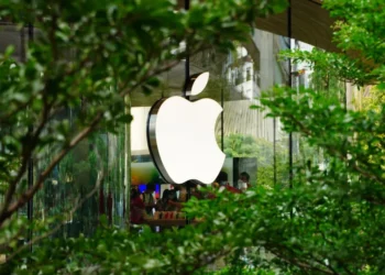 Imprevisto pode adiar chegada às lojas do primeiro iPhone dobrável