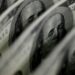 Dólar sobe para R$ 5,11, e bolsa fica estável, apesar de tensão global