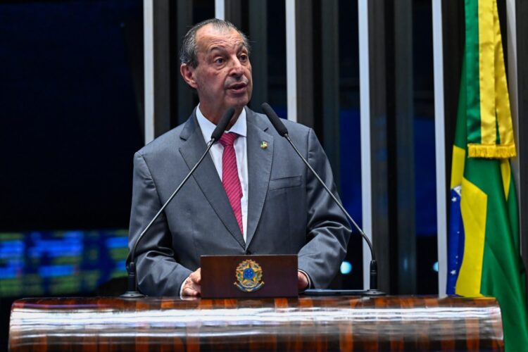 Omar apresenta relatório pelo fim da escala 6×1 e reduz a jornada semanal dos trabalhadores sem redução salarial