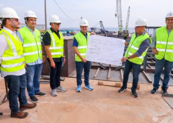 Roberto Cidade inspeciona construção de terminais flutuantes para comunidades do interior do Amazonas