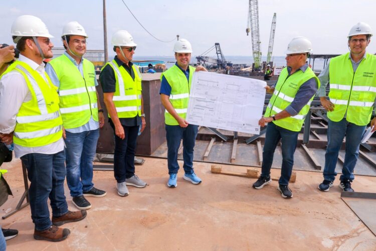 Roberto Cidade inspeciona construção de terminais flutuantes para comunidades do interior do Amazonas