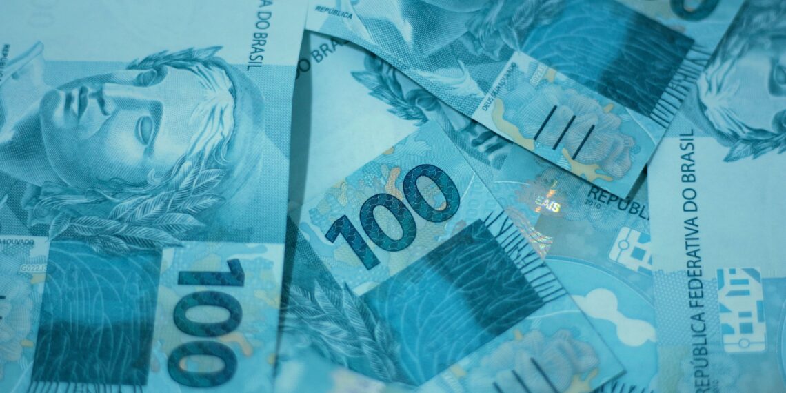 Cédulas de 100 reais em close-up