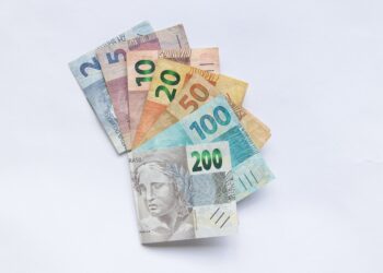 Cédulas de real, moeda brasileira, usadas para ilustrar variação do dólar