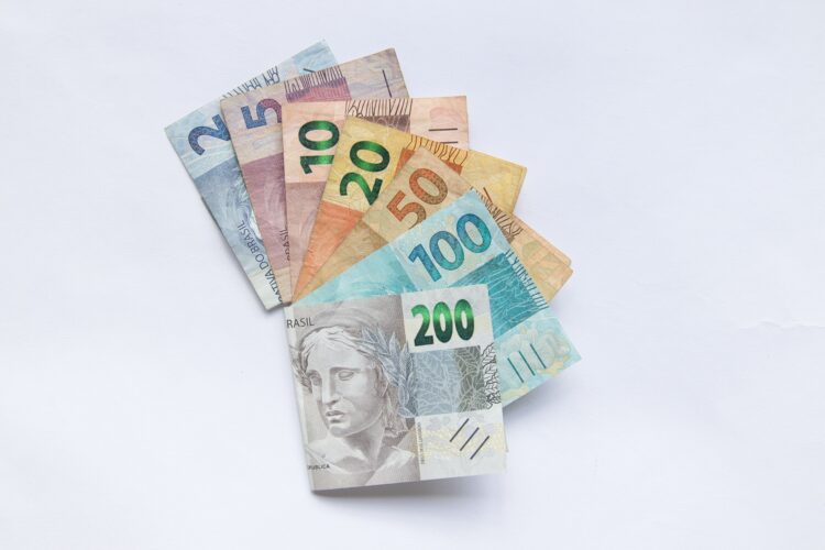 Cédulas de real brasileiro em leque sobre fundo branco