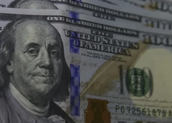 Cédulas de dólar e real ilustrando a cotação do câmbio