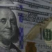 Cédulas de dólar e real ilustrando a cotação do câmbio