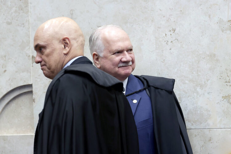 Os ministros Alexandre de Moraes e Edson Fachin durante sessão no Supremo Tribunal Federal