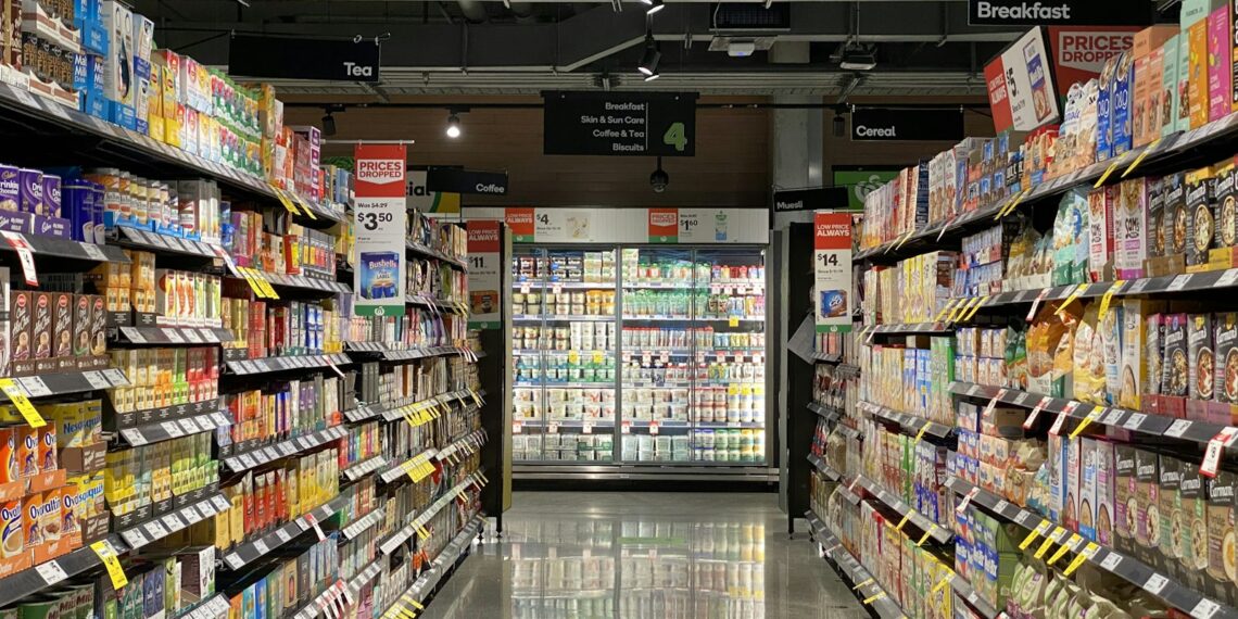 Prateleira de supermercado com produtos diversos