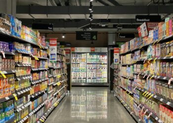 Prateleira de supermercado com produtos diversos