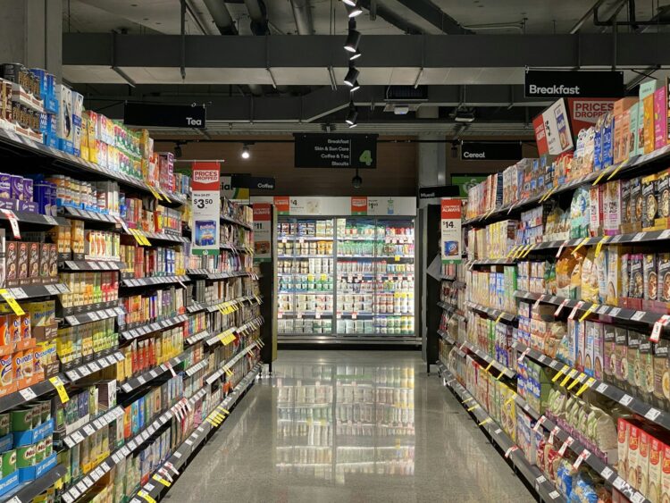 Prateleira de supermercado com produtos diversos
