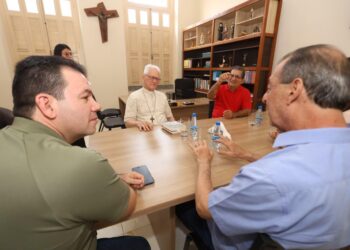 Omar visita cardeal Leonardo Steiner e destaca escolas de tempo integral como futuro da educação