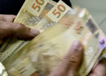 Cédulas e moedas de real brasileiro