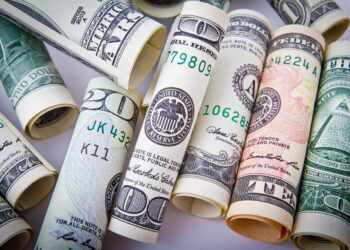 Notas de dólar americano enroladas, em close-up