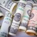 Notas de dólar americano enroladas, em close-up