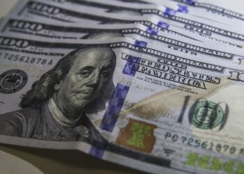 Cédulas de dólar e moeda de real