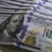 Cédulas de dólar e moeda de real
